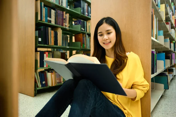 Mooie Aziatische Student Vrouw Zitten Naast Boekenplank Het Lezen Van — Stockfoto