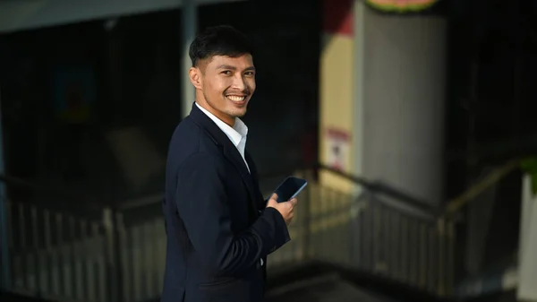 Πορτρέτο Του Χαμογελαστού Νεαρού Επιχειρηματία Μαύρο Κοστούμι Πόδια Κάτω Σκάλες — Φωτογραφία Αρχείου