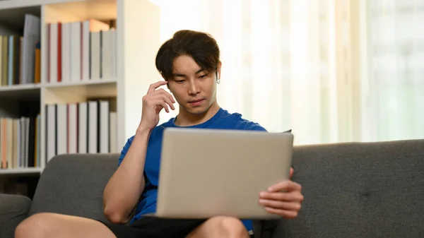 Snygg Asiatisk Man Som Använder Laptop Surfar Sociala Medier Tittar — Stockfoto