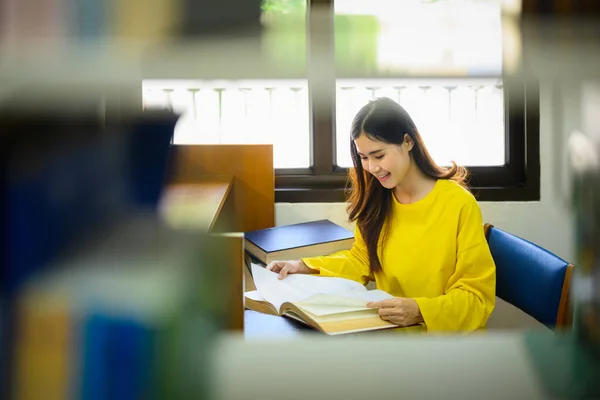 Geconcentreerde Vrouwelijke Student Lezen Boek Doen Klassenopdracht Bibliotheek Onderwijs Leren — Stockfoto