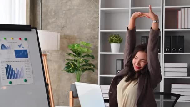 快乐的亚洲女企业家休息一下 在舒适的办公椅上放松一下 张开双臂 — 图库视频影像