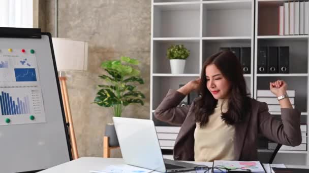 Güzel Milenyum Kadını Ofis Masasında Dinleniyor Ellerini Başının Arkasına Koyuyor — Stok video