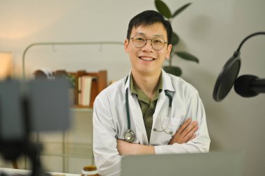 Beyaz önlüklü doktor evden online podcast, çevrimiçi tıbbi blog üzerinden ilaç tavsiyesi veriyor..