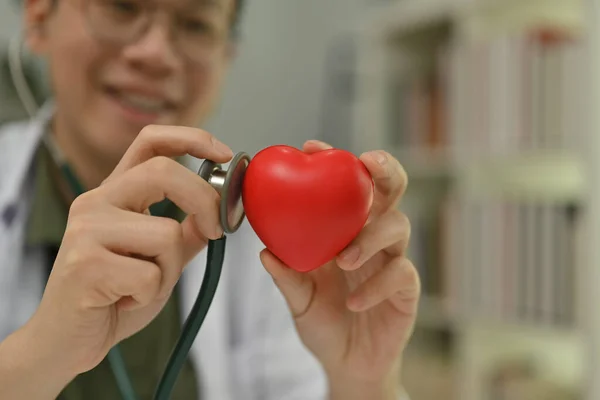 Выборочный Фокус Руках Врач Кардиолог Держит Красное Сердце Кардиология Медицина — стоковое фото