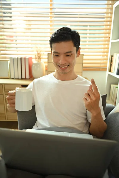 Χαμογελώντας Χιλιετή Άνθρωπος Επικοινωνεί Απευθείας Σύνδεση Εργάζεται Συνεχώς Φορητό Υπολογιστή — Φωτογραφία Αρχείου