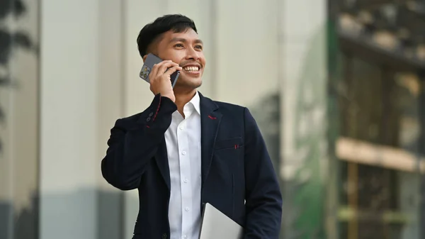 Kellemes Generációs Férfi Vállalkozó Fekete Öltönyben Telefonbeszélgetéssel Miközben Üzleti Központ — Stock Fotó