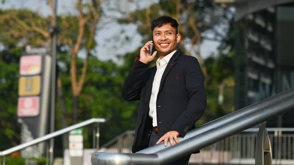 Jóképű Üzletember Beszél Mobiltelefonon Miközben Kint Áll Városkép Háttér Kora — Stock Fotó