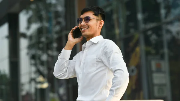 Αυτοπεποίθηση Επιχειρηματίας Λευκό Πουκάμισο Μιλάει Στο Κινητό Τηλέφωνο Ενώ Στέκεται — Φωτογραφία Αρχείου