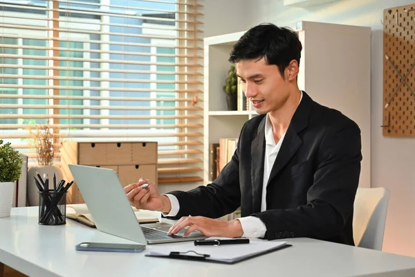 Asyalı Erkek Girişimci Dizüstü Bilgisayar Kullanıyor Modern Işyerinde Çevrimiçi Satış — Stok fotoğraf