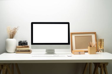 Grafik tasarımcısı ve blog yazarının çalışma masasındaki masaüstü bilgisayarının banka ekranı. Montaj için boş ekran Grafik görüntüsü.