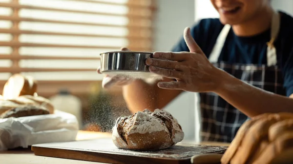 식탁에 금속체와 앞치마를 제빵사 — 스톡 사진
