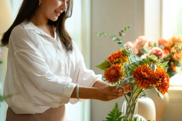 Sorrindo Florista Jovem Camisa Branca Organizando Flores Vaso Conceito Pequenas — Fotografia de Stock