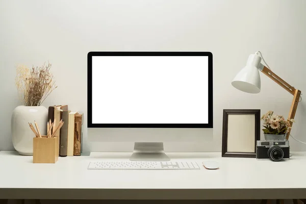 Előnézet Üres Képernyős Számítógép Billentyűzet Lámpa Képkeret Könyvek Fehér Asztalon — Stock Fotó