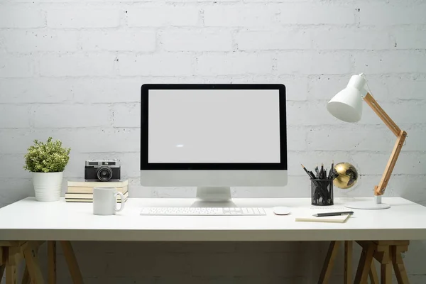 Espaço Trabalho Criativo Com Desktop Computador Branco Lâmpada Câmera Vaso — Fotografia de Stock