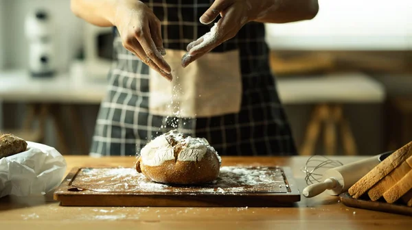 빵집의 아름다운 앞치마를 두르고 위에서 밀가루를 부엌에서 만드는 — 스톡 사진