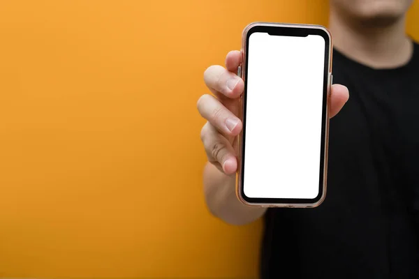 Widok Bliska Człowieka Trzymającego Makietę Smartfona Pusty Ekran Dla Własnej — Zdjęcie stockowe