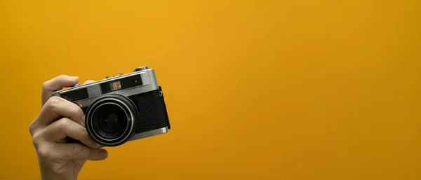 Afbeelding Van Hand Houden Vintage Camera Geïsoleerd Gele Achtergrond Lege — Stockfoto