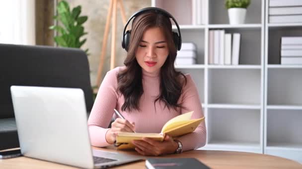 Mujer Bastante Asiática Que Usa Auriculares Que Asisten Lección Línea — Vídeo de stock
