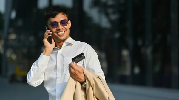 Mosolygó Üzletember Telefonál Miközben Sétál Üzleti Negyedben Modern Életmód Technológia — Stock Fotó