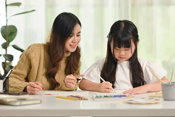 Wspomagająca Matka Azjatycka Pomaga Dziecku Zadaniach Szkolnych Pisaniu Rysowaniu Ołówkiem — Zdjęcie stockowe