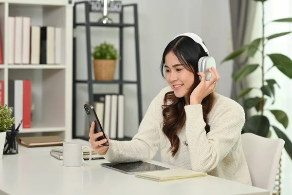 Χαρούμενη Νεαρή Γυναίκα Που Ακούει Μουσική Podcast Audio Book Ακουστικά — Φωτογραφία Αρχείου