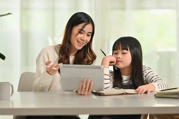 Küçük Asyalı Kız Uzaktan Eğitim Sırasında Annesiyle Dijital Tablet Üzerine — Stok fotoğraf