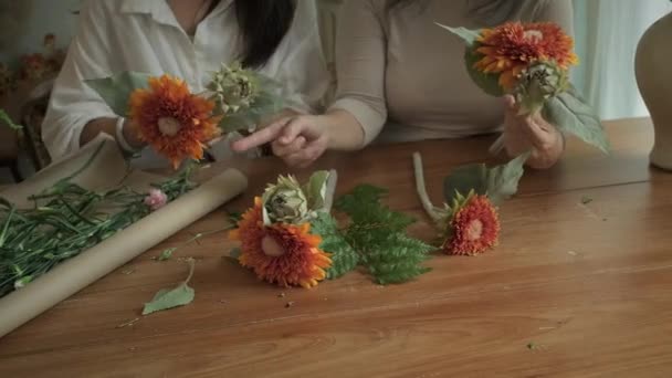 Dois Florista Pequeno Empresário Negócios Trabalhando Juntos Criando Belo Buquê — Vídeo de Stock