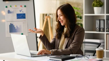 Güvenilir kadın finansal danışman müşteriyle çevrimiçi sohbet ediyor, dizüstü bilgisayarla müşteriye internet danışmanlığı yapıyor..