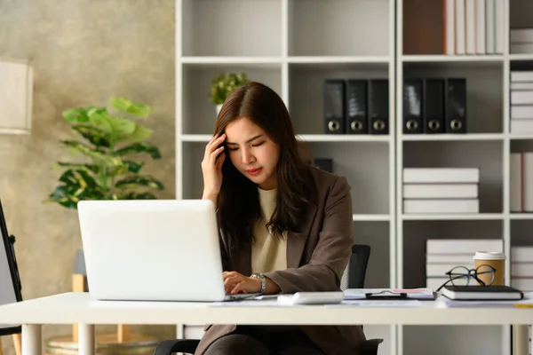 Verärgerte Asiatische Geschäftsfrau Schaut Auf Laptop Frustriert Über Geschäftsversagen Büro — Stockfoto