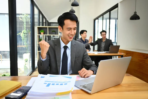 Podekscytowany Azjatycki Mężczyzna Biuro Pracownik Patrząc Ekranie Laptopa Zwycięzca Tak — Zdjęcie stockowe