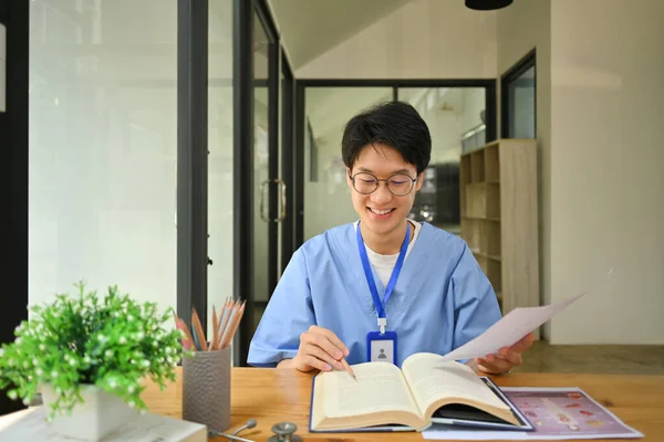 Φοιτητής Ιατρικής Διαβάζει Βιβλία Προετοιμάζεται Για Τις Πανεπιστημιακές Εξετάσεις Στη — Φωτογραφία Αρχείου