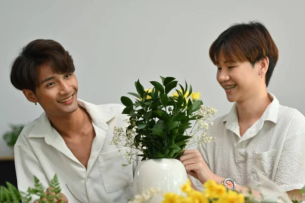 Efektivní Romantický Párek Gayů Tráví Čas Spolu Užívají Aranžování Květin — Stock fotografie