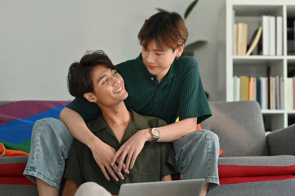 Casal Gay Feliz Romântico Abraçando Usando Laptop Sala Estar Lgbt — Fotografia de Stock