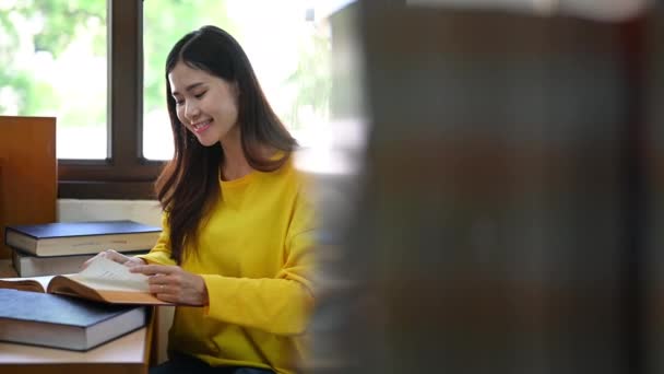 Éducation Apprentissage Concept Universitaire Asiatique Étudiant Femme Assis Table Dans — Video