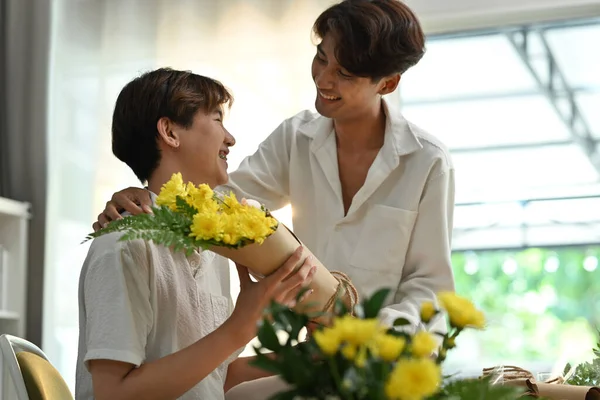 Shot Romantic Asian Man Giving Bunch Flowers His Boyfriend Lgbtq — Stock Photo, Image