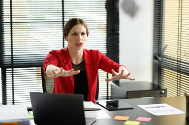 Stresli, beyaz kadın çalışan buruşuk kağıtları fırlatıyor, öfkeli, sinirli, stresli ve üzgün..