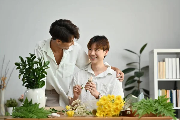 Lgbt 愛の瞬間やライフスタイルの概念 愛情のある男性ゲイのカップル一緒に時間を過ごします 居心地の良い家で花を配置楽しむ — ストック写真