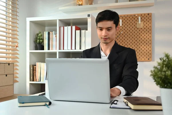 Bild Eines Geschäftsmannes Mit Laptop Und Arbeit Mit Grafik Und — Stockfoto
