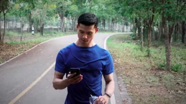 Seguimiento Tiro Movimiento Atleta Hombre Utilizando Aplicación Seguimiento Fitness Teléfono — Vídeos de Stock