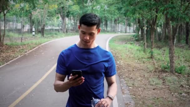 Zufriedene Asiatische Sportler Mit Flasche Wasser Überprüfen Fitness App Oder — Stockvideo