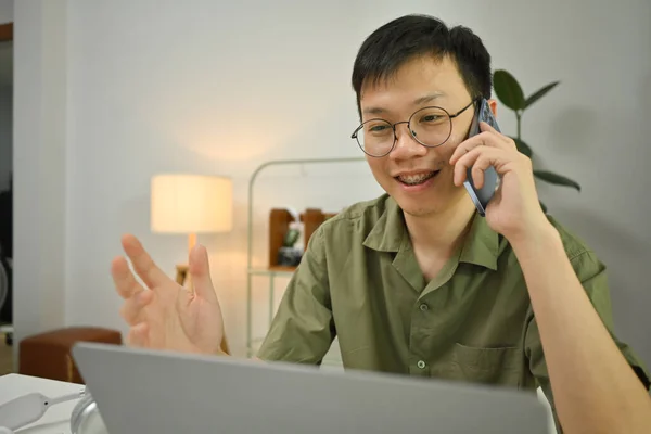 Asiatico Uomo Freelance Occhiali Parlando Sul Cellulare Guardando Schermo Del — Foto Stock