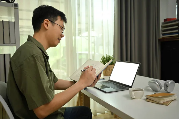 Man Freelancer Werken Afstand Laptop Woonkamer Het Maken Van Notities — Stockfoto