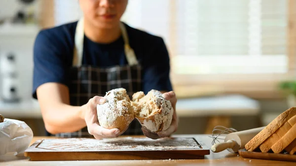앞치마를 제빵사입니다 건강에 전통적 빵집의 — 스톡 사진