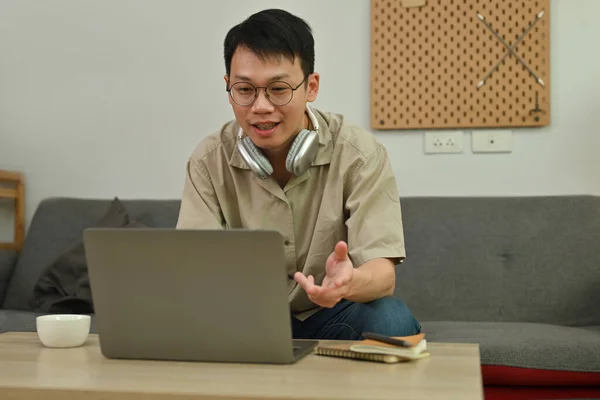 Όμορφος Νεαρός Άνδρας Κοιτάζοντας Laptop Μιλώντας Βιντεοκλήση Συναδέλφους Online Ενημέρωση — Φωτογραφία Αρχείου