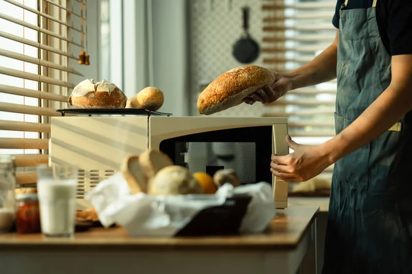 오븐에서 가져오는 제빵사 건강에 전통적 제과점 제과점 — 스톡 사진