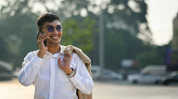 Magabiztos Ázsiai Üzletember Áll Odakint Zakóval Vállán Mobilon Beszél — Stock Fotó