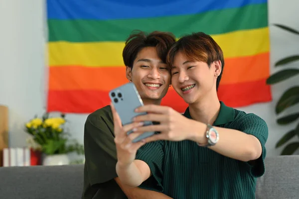 Alegre Gay Casal Tomando Selfie Com Smartphone Sala Estar Arco — Fotografia de Stock