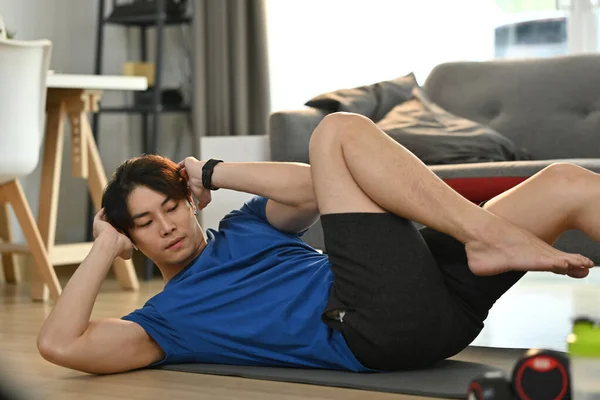 Shot Sportovního Asijského Muže Dělá Sedy Abs Cvičení Doma Zdravý — Stock fotografie