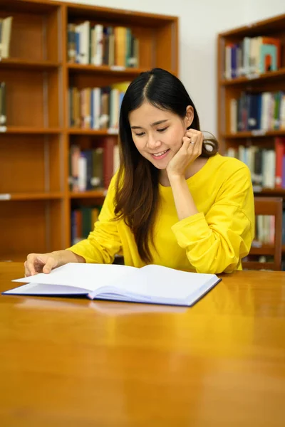 Serene Vrouwelijke Student Lezen Boek Een Bibliotheek Voor Studie Onderzoek — Stockfoto