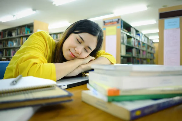 Κουρασμένη Φοιτήτρια Κοιμάται Σωρό Από Βιβλία Στη Βιβλιοθήκη Θολή Βιβλιοθήκη — Φωτογραφία Αρχείου